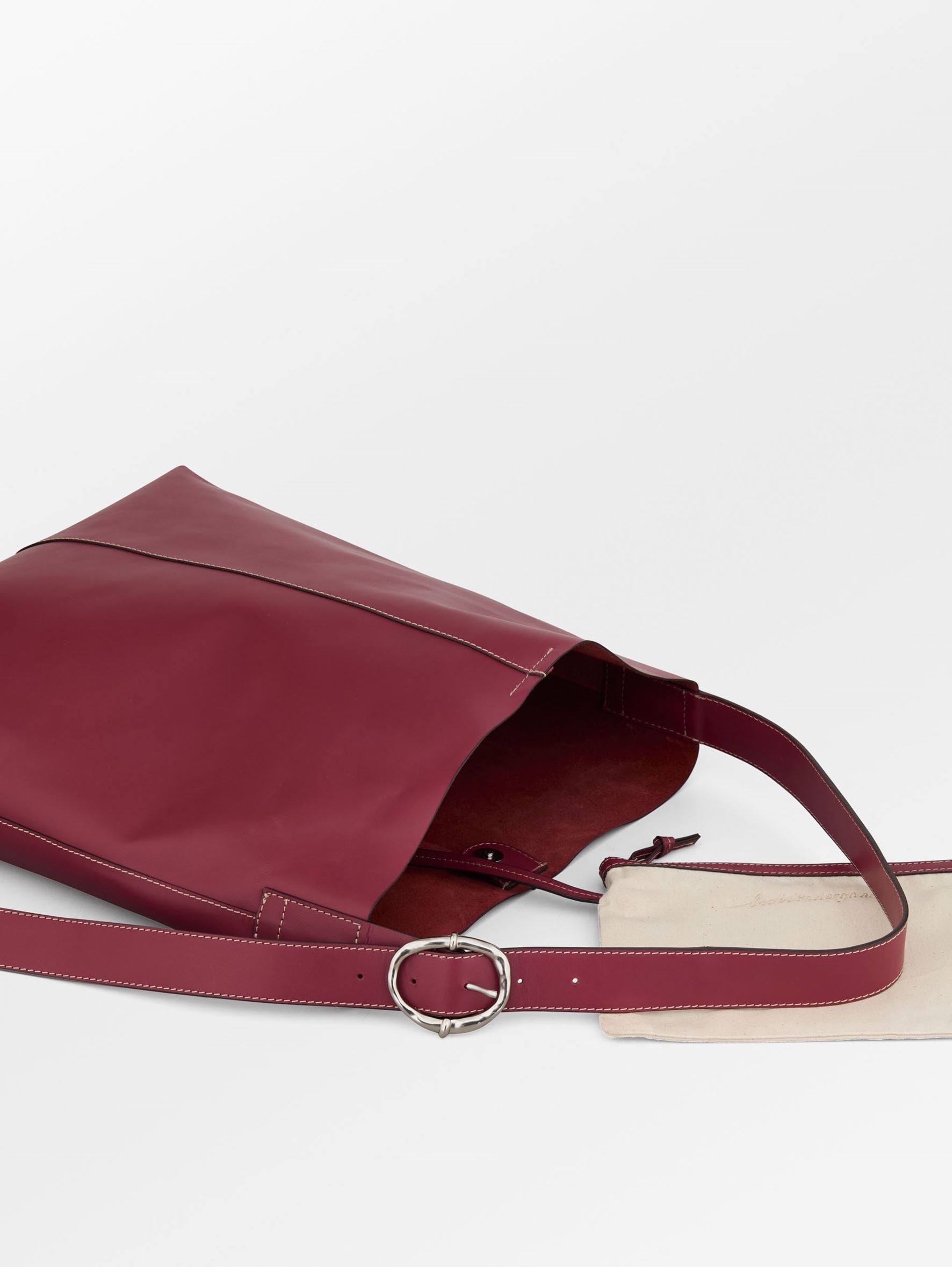 Becksöndergaard, Glossy Mae Buckle Bag - Tibetan Red, struct - slet produkter